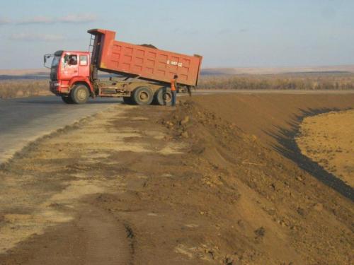 Засыпка георешётки плодородным слоем на путепроводе км 25