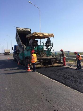 Photo No.4 Placing of wearing course from CSMA-20 at km 1647+830(approach to bridge through Syrdariya) on right lane of the road