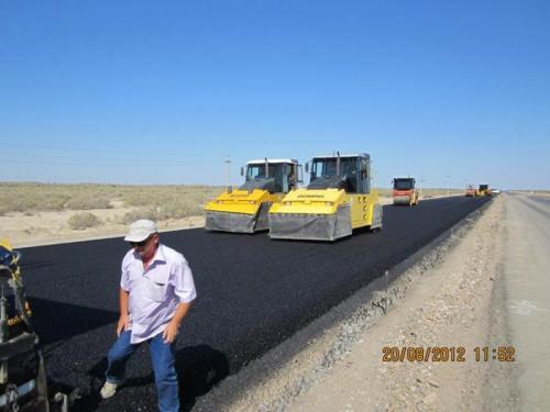 Laying the asphalt concrete mix SP 495 (RHS) 