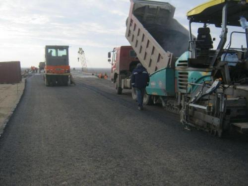 Laying the asphalt concrete mix km  75